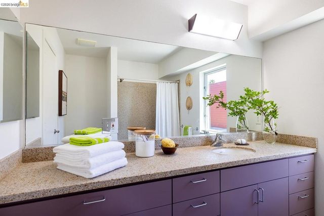 414 40th St 311, Oakland, CA 94609