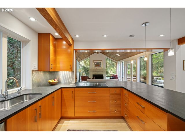 3107 Sw NOTTINGHAM Dr, Portland, OR 97201