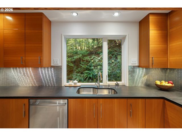 3107 Sw NOTTINGHAM Dr, Portland, OR 97201