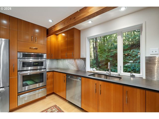 3107 Sw NOTTINGHAM Dr, Portland, OR 97201