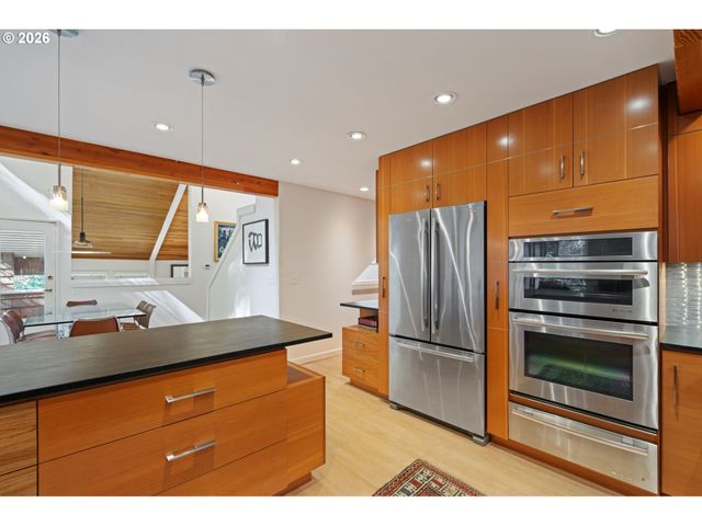 3107 Sw NOTTINGHAM Dr, Portland, OR 97201