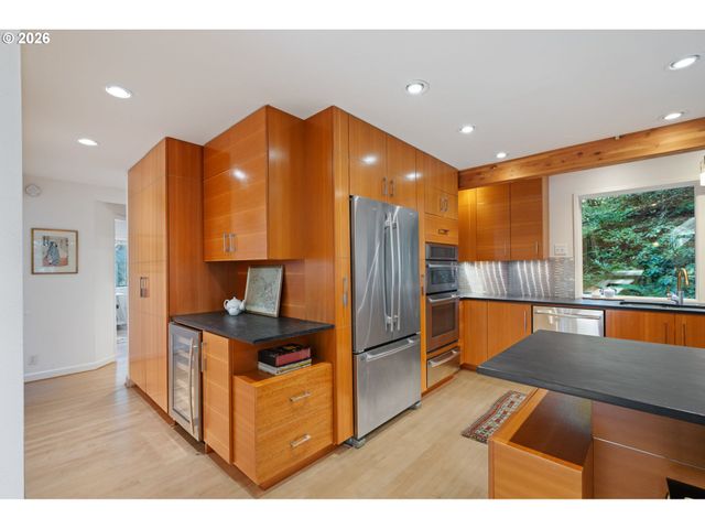 3107 Sw NOTTINGHAM Dr, Portland, OR 97201