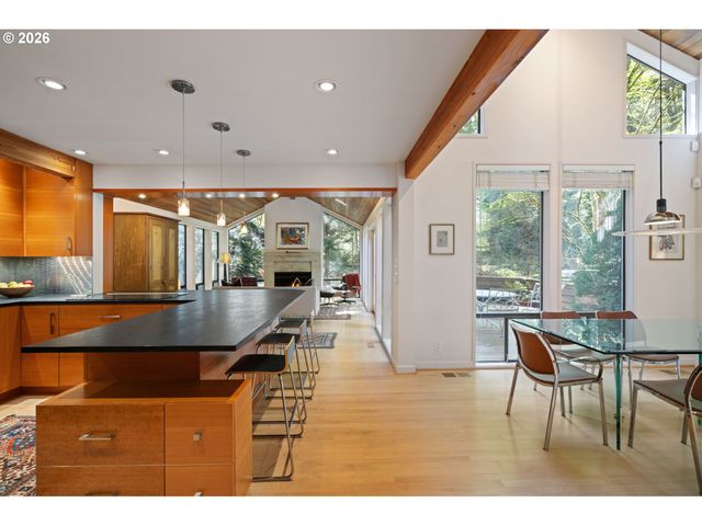 3107 Sw NOTTINGHAM Dr, Portland, OR 97201