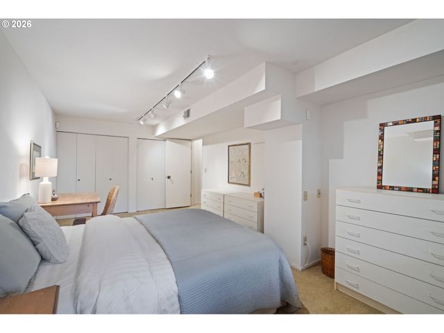 3107 Sw NOTTINGHAM Dr, Portland, OR 97201