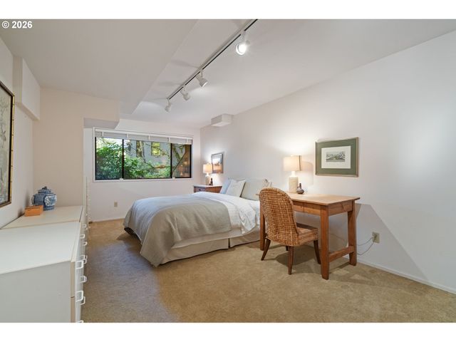 3107 Sw NOTTINGHAM Dr, Portland, OR 97201