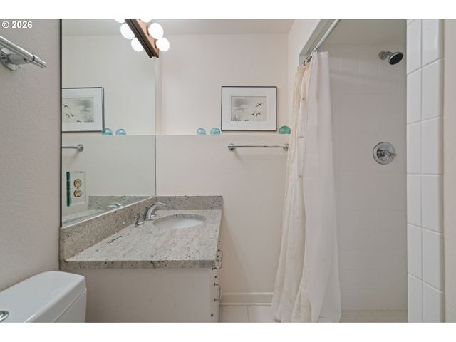 3107 Sw NOTTINGHAM Dr, Portland, OR 97201