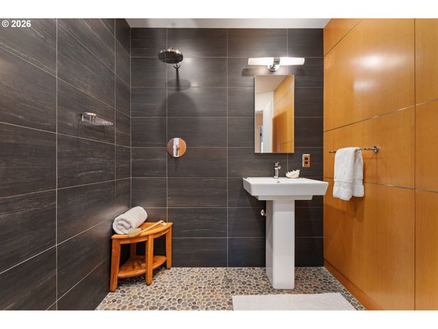 3107 Sw NOTTINGHAM Dr, Portland, OR 97201