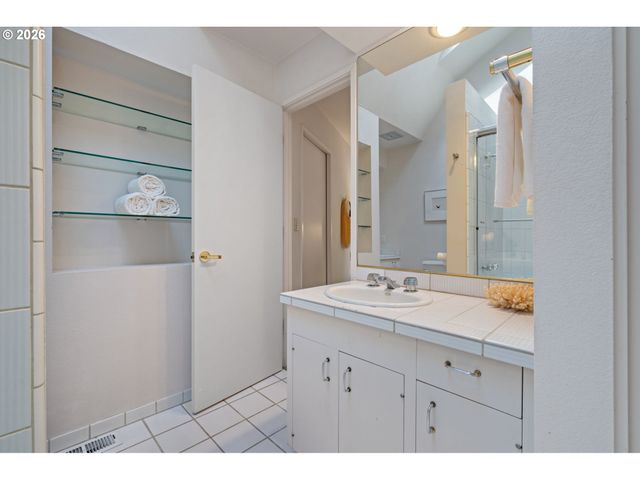 3107 Sw NOTTINGHAM Dr, Portland, OR 97201