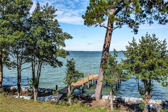 560 Eubank Landing Road, Topping, VA 23169