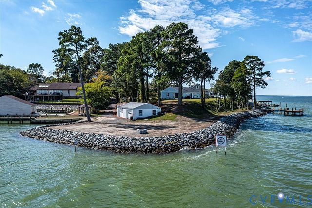 560 Eubank Landing Road, Topping, VA 23169