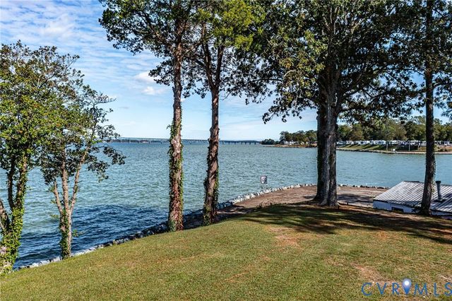 560 Eubank Landing Road, Topping, VA 23169