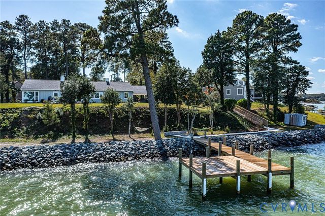 560 Eubank Landing Road, Topping, VA 23169