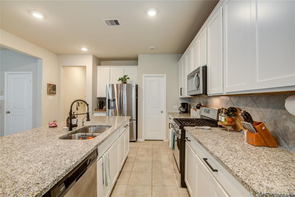 Image 11 of property listing at 5346 Sunny Ray Drive, Katy, TX 77493