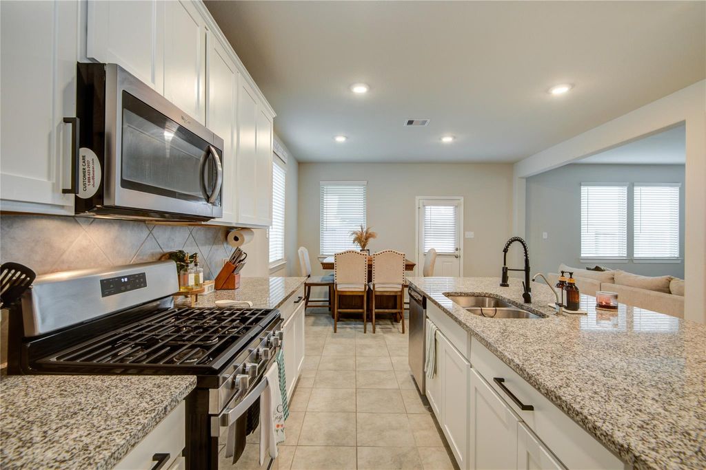 Image 13 of property listing at 5346 Sunny Ray Drive, Katy, TX 77493