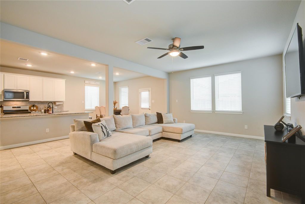Image 5 of property listing at 5346 Sunny Ray Drive, Katy, TX 77493