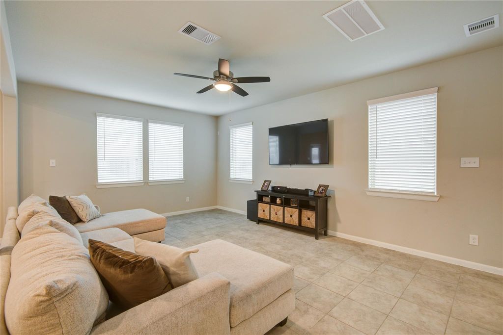 Image 8 of property listing at 5346 Sunny Ray Drive, Katy, TX 77493