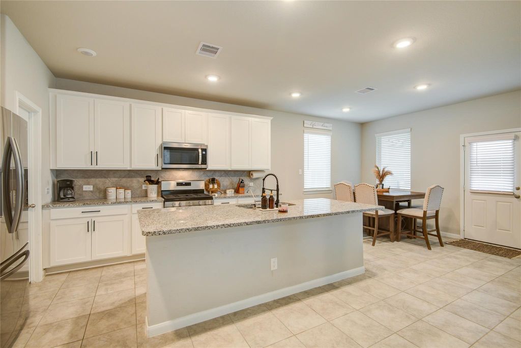 Image 9 of property listing at 5346 Sunny Ray Drive, Katy, TX 77493