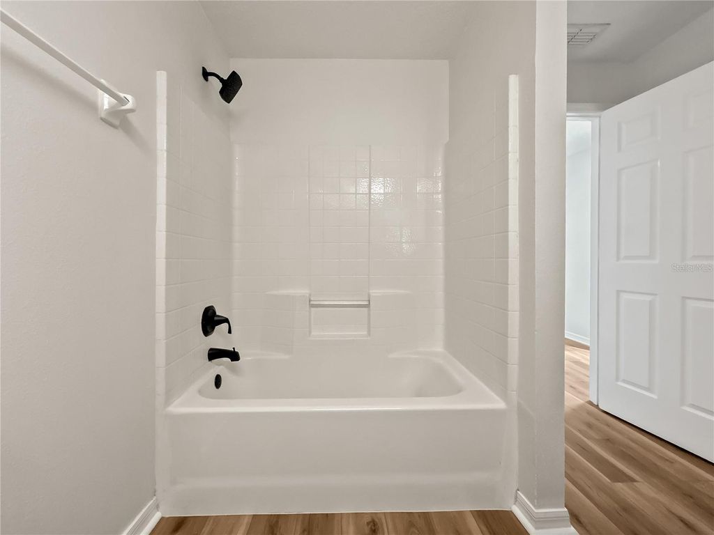 Image 11 of property listing at 4169 WALTHAM FOREST DRIVE, Tavares, FL 32778