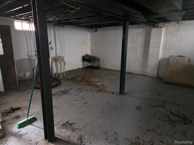 9130 Winthrop Street, Detroit, MI 48228