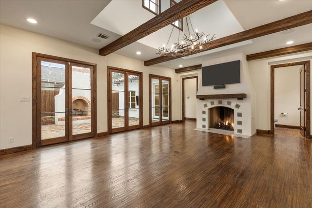 3904 W 5th Street, Fort Worth, TX 76107