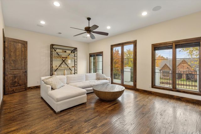 3904 W 5th Street, Fort Worth, TX 76107
