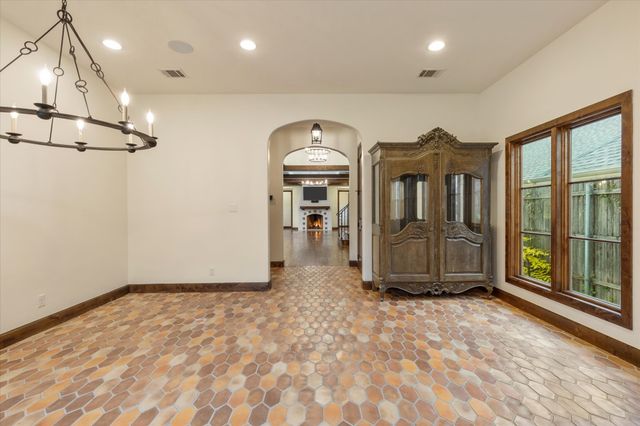 3904 W 5th Street, Fort Worth, TX 76107