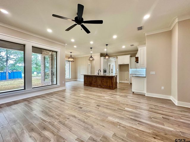 215 Clara Ln, Kilgore, TX 75662