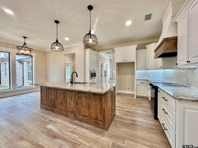 215 Clara Ln, Kilgore, TX 75662