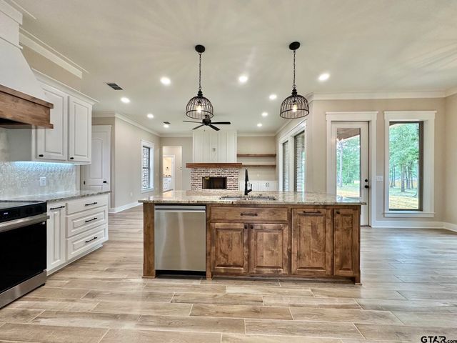 215 Clara Ln, Kilgore, TX 75662