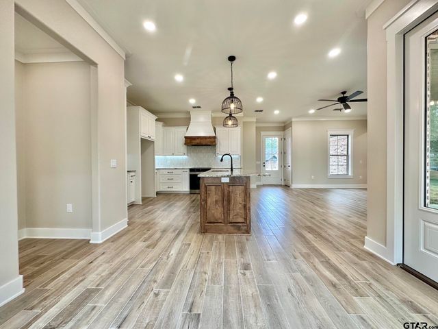 215 Clara Ln, Kilgore, TX 75662