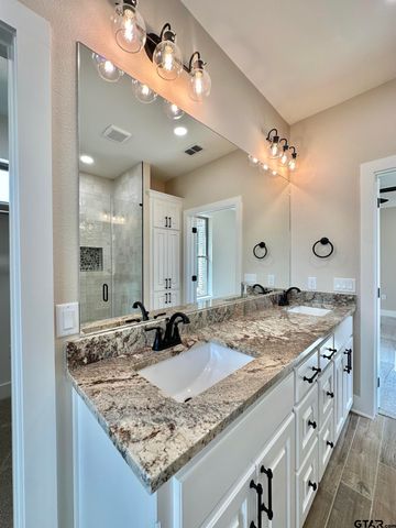 215 Clara Ln, Kilgore, TX 75662