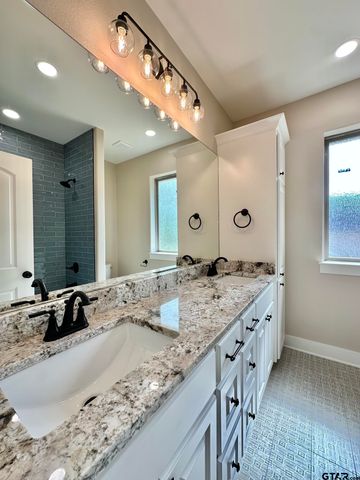 215 Clara Ln, Kilgore, TX 75662