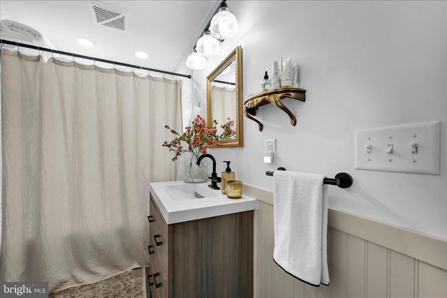 412 E BACON ST, Pottsville, PA 17901