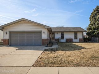 130 W End Road, Roselle, IL 60172