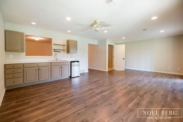 15 W Watershore Drive, Muskegon, MI 49444