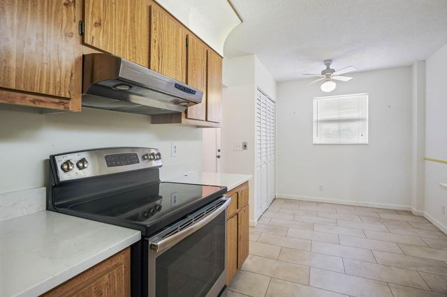 6850 10th Avenue N 313, Greenacres, FL 33467