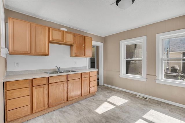 1125 W 5th Street, Davenport, IA 52802