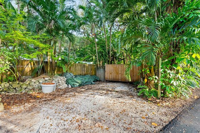 3595 Avocado Ave, Coconut Grove, FL 33133