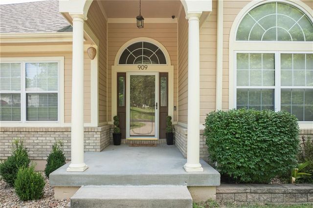 909 S Ann Street, Independence, MO 64056