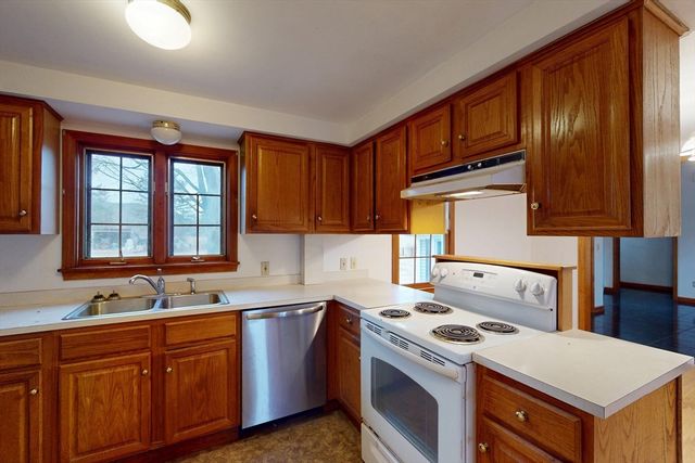 10 Depot Rd, Leverett, MA 01054