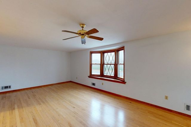 10 Depot Rd, Leverett, MA 01054