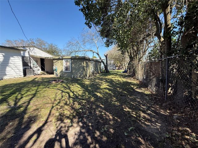 904 11th Street, Texas City, TX 77590