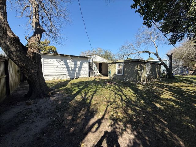 904 11th Street, Texas City, TX 77590