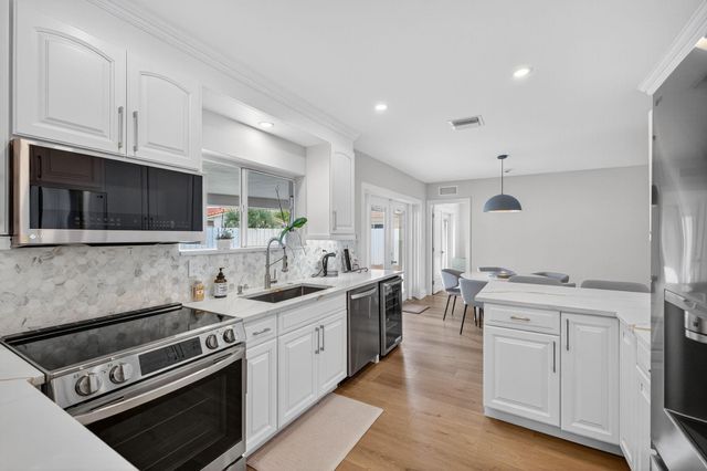 5950 NE 28th Avenue, Fort Lauderdale, FL 33308