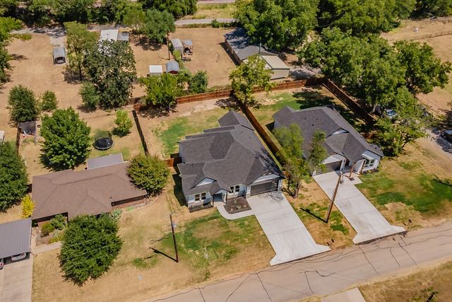305 Hobbs Avenue, Boyd, TX 76023