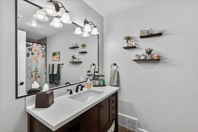 6802 S Conklin Rd, Greenacres, WA 99016