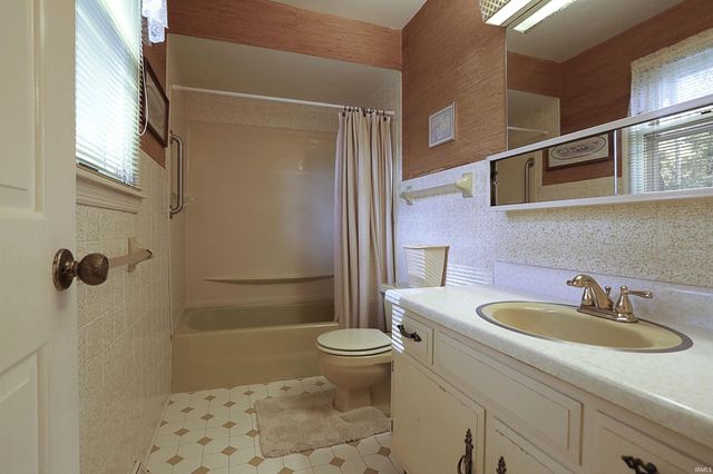 516 Holly Hill Drive, Evansville, IN 47710