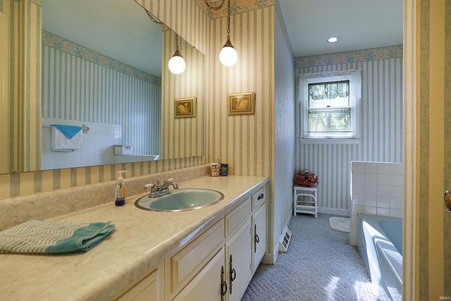 516 Holly Hill Drive, Evansville, IN 47710