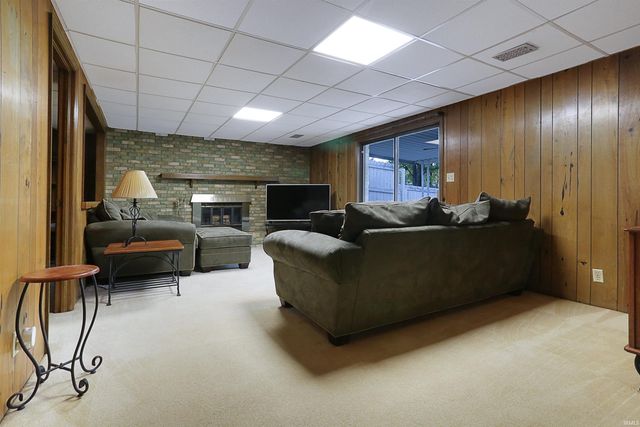 516 Holly Hill Drive, Evansville, IN 47710