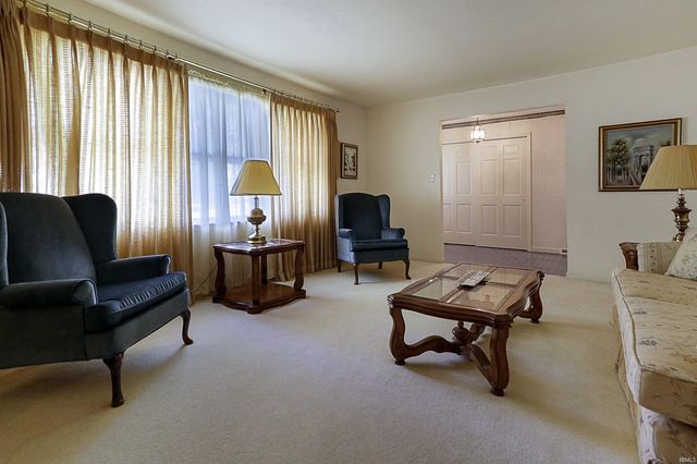 516 Holly Hill Drive, Evansville, IN 47710